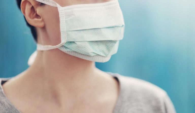 Por qué deberías cortar las gomas a las mascarillas antes de tirarlas a la basura