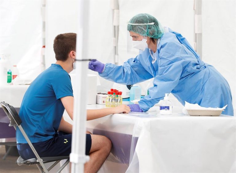 Bajan a 205 los pacientes hospitalizados en Galicia, de los que 35 están en la UCI