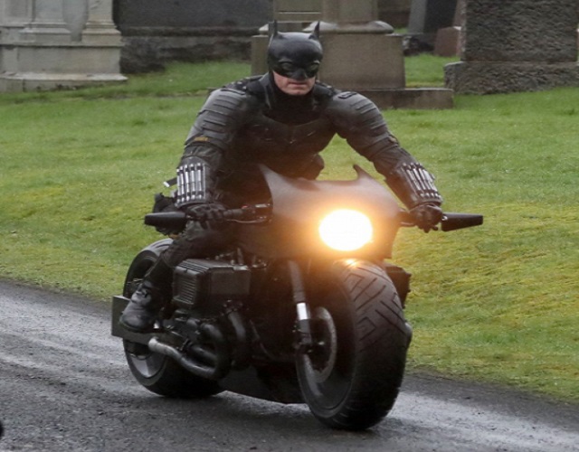 Las fotos de 'The Batman' que te ponen los dientes largos 7 moto 3
