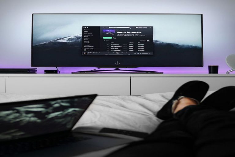 Por qué no deberías estar con el móvil y viendo la tele a la vez