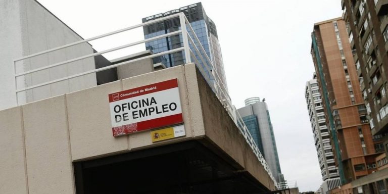El paro crece en 355.000 personas en verano y la creación de empleo marca cifra récord