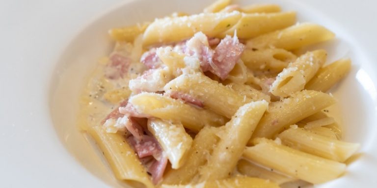 Cómo cocinar una pasta riquísima en el microondas en 10 minutos