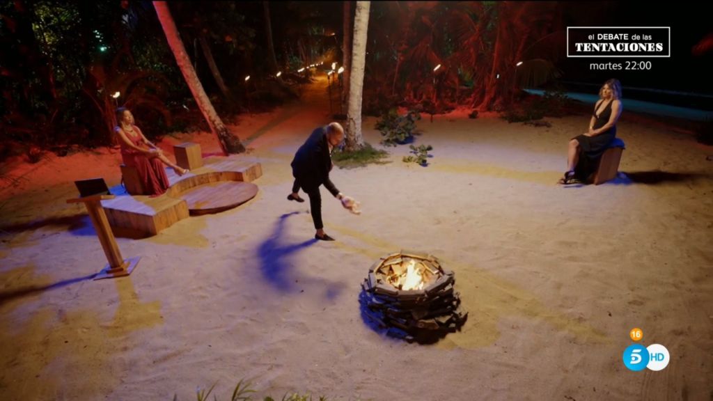 Pablo tirando a Rosito al fuego en 'La isla de las tentaciones 2' (2020)