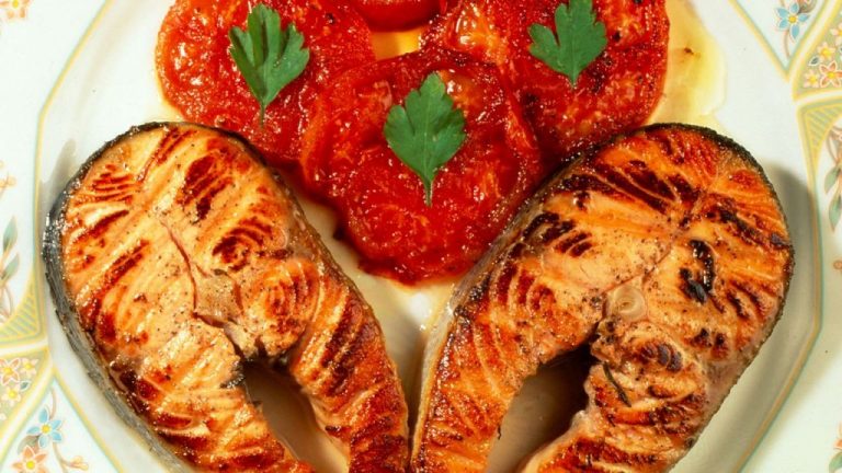 Los trucos para cocinar un salmón que quede sabroso por dentro y crujiente por fuera