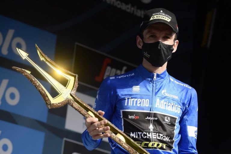 Simon Yates da positivo por coronavirus y abandona el Giro