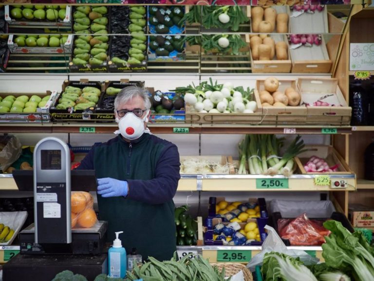 Tres de cada cuatro españoles compran más ahora en los comercios de su barrio