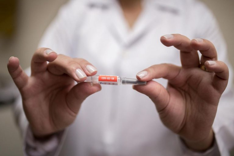 UE firma con Johnson & Johnson la venta de 200 millones de dosis de su futura vacuna