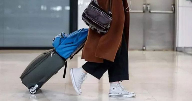 Los usuarios de avión caen un 41,6% en agosto y los del AVE un 66,5%