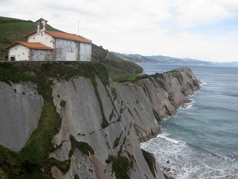 Activan la búsqueda de un pescador desaparecido en aguas de Zumaia (Guipúzcoa)
