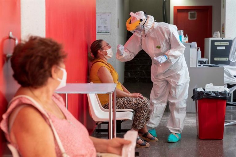 Extremadura notifica 427 positivos y seis fallecidos mientras aumentan los hospitalizados