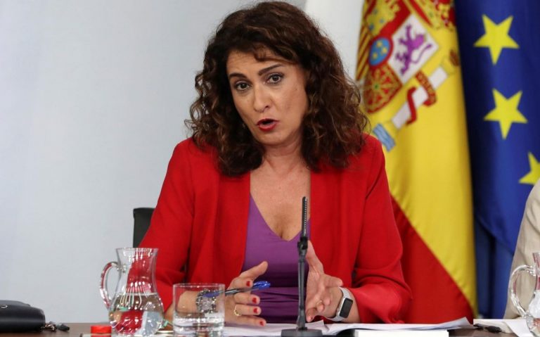 Montero dice que los PGE darán 