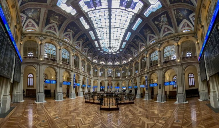 El Ibex 35 defiende los 8.000 puntos en la media sesión con un avance del 0,83%