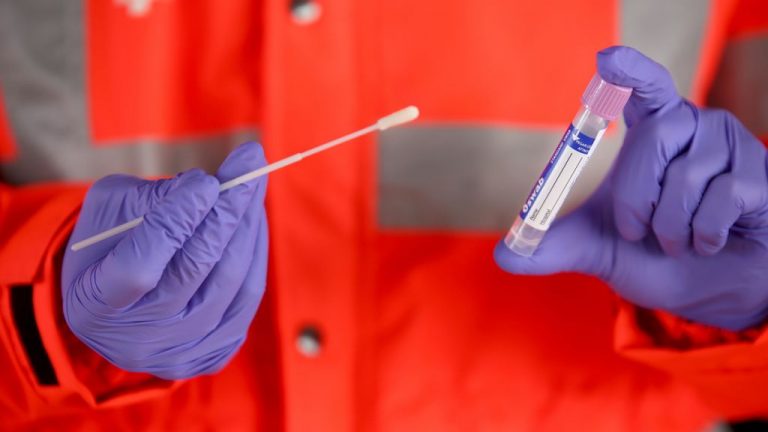 Sanidad notifica 55.019 casos de Covid-19 este fin de semana y 379 muertes más