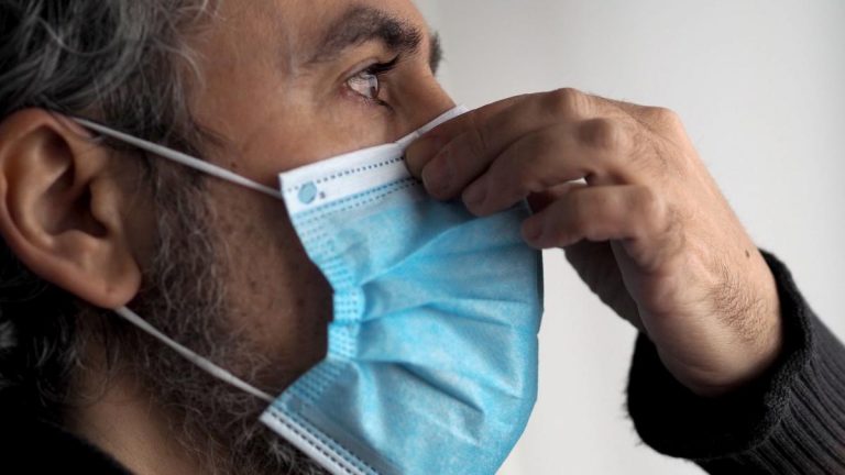 Casado pide eximir del IVA a las mascarillas