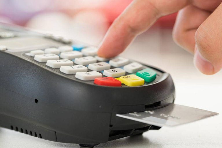 El gasto con tarjeta crece en octubre tres puntos menos que en septiembre