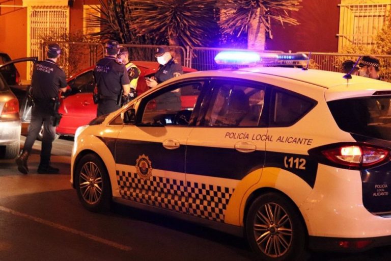 La Policía Local de Alicante denuncia a 52 personas por incumplir el toque de queda
