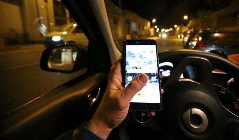 Gobierno eleva de 3 a 6 la pérdida de puntos por usar el móvil al volante