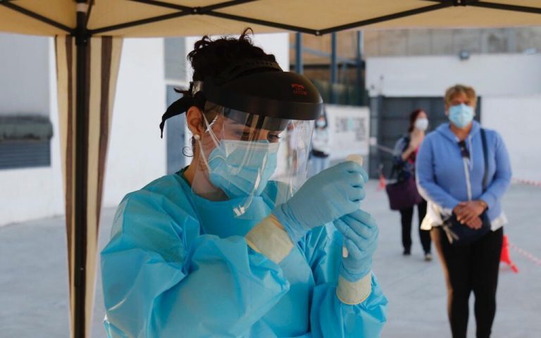 Andalucía suma 3.937 casos en 24 horas, y 34 muertes