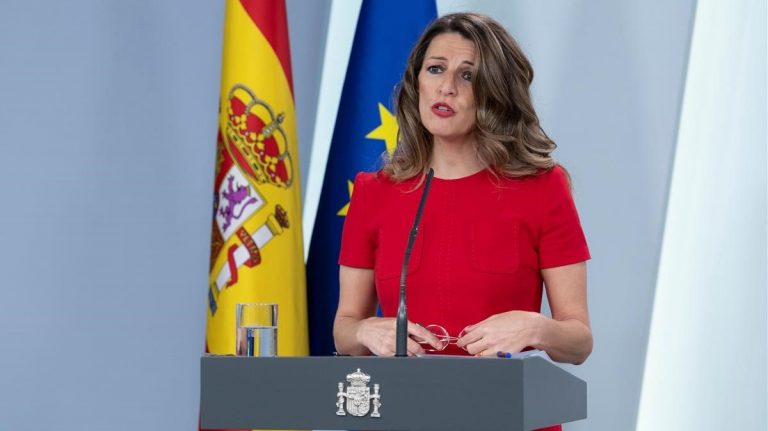 Díaz: Se va a transponer la directiva europea que exige permiso parcial para los cuidadores