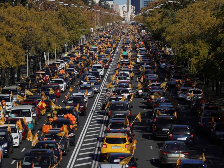 Miles de vehículos llenan las calles de más de 50 ciudades contra la 'Ley Celaá'