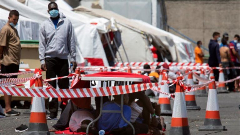 Alrededor de 1.500 migrantes permanecen en el campamento del Muelle de Arguineguín