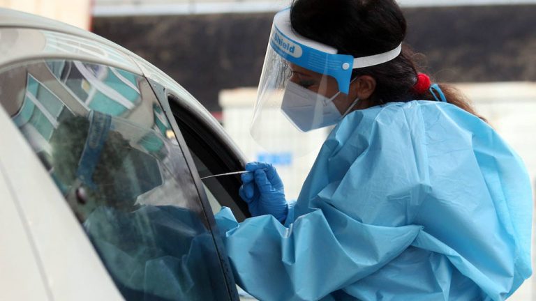 3.755 positivos en Andalucía cierran la semana con 27.851 casos y 315 muertes