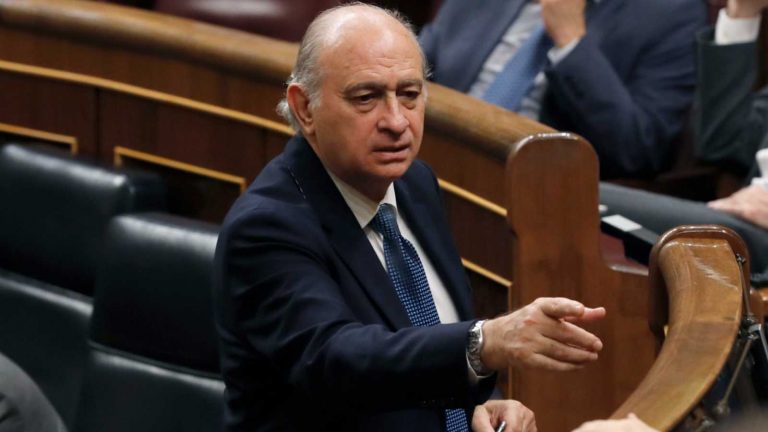 Fernández Díaz aporta un informe pericial para demostrar que los mensajes sobre 'Kitchen' están 