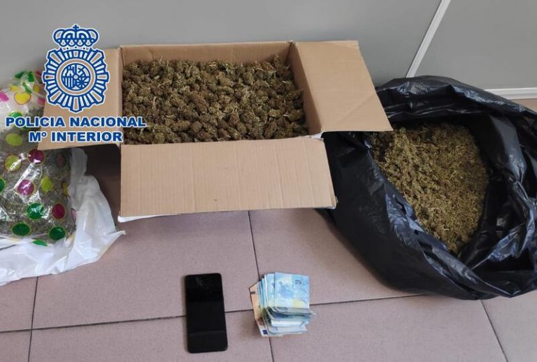 Detenidos dos jóvenes con tres kilos de cogollos de marihuana en Almería