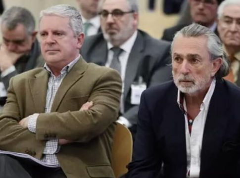 El juez sienta en el banquillo a Correa y otras 25 personas por la pieza principal de Gürtel El juez sienta en el banquillo a Correa y otras 25 personas por la pieza principal de Gürtel