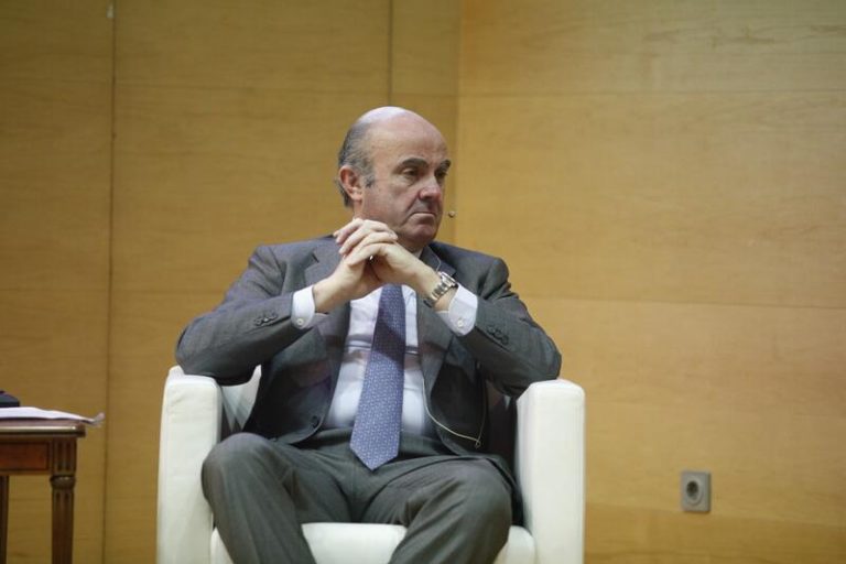 Guindos, preocupado por la sostenibilidad a medio plazo de las cuentas de España