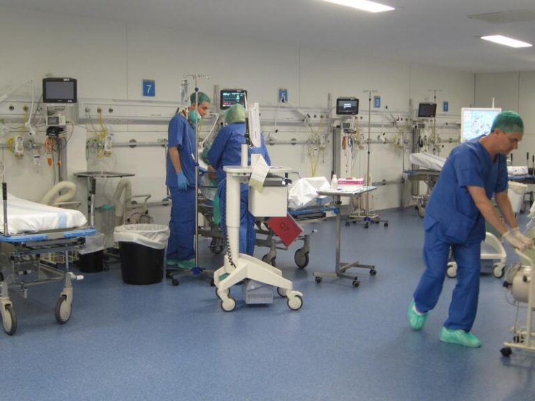 Cataluña reintegra temporalmente la sanidad privada en su sistema público de salud