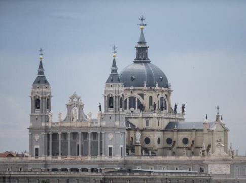 Madrid celebra una atípica Almudena sin salida de la patrona ni ofrenda floral