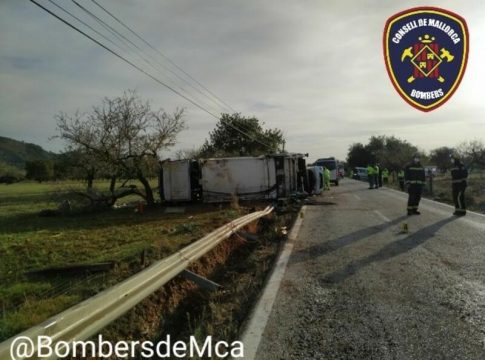 Un fallecido al chocar un coche y un camión de basura en Mallorca Un fallecido al chocar un coche y un camión de basura en Mallorca