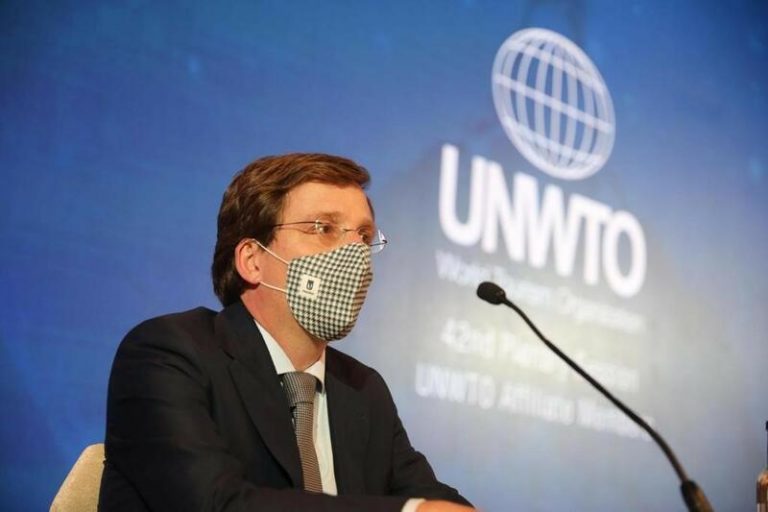 Almeida vuelve a pedir controles a los pasajeros que aterricen en Barajas