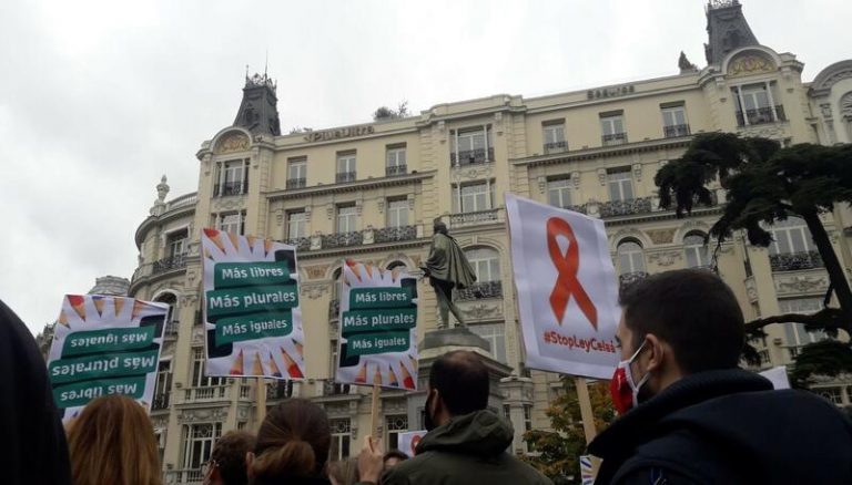 La concertada se concentra de nuevo frente al Congreso para mostrar rechazo a la 'ley Celaá'