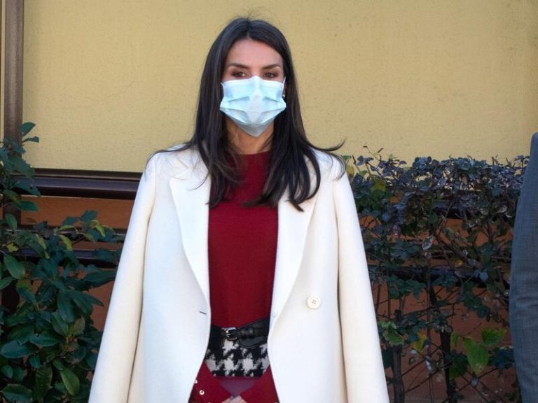 La Reina Letizia 'homenajea' a Lady Di con su mejor look en semanas