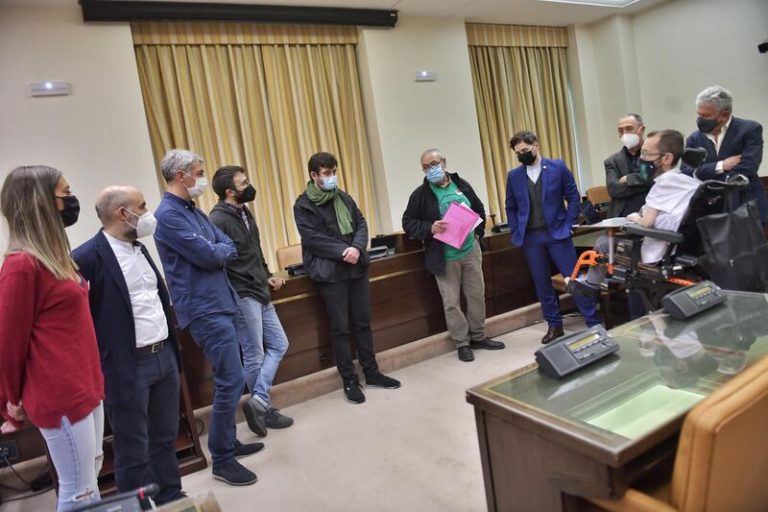 Podemos firma el llamamiento de la PAH para exigir que se paren los desahucios