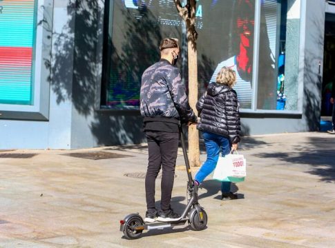 La DGT descarta implantar una prueba de aptitud para poder circular con patinete La DGT descarta implantar una prueba de aptitud para poder circular con patinete