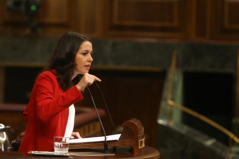 Arrimadas recuerda que PSOE y Podemos votaron en contra de rebajar el IVA a las mascarillas