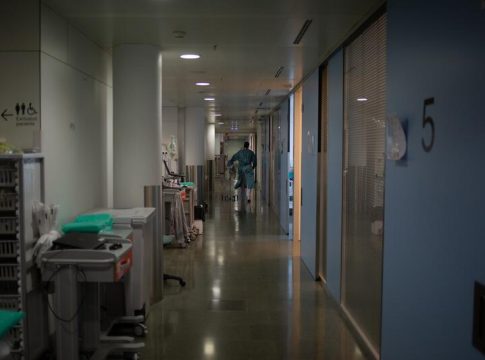 Baja el riesgo de rebrote en Cataluña, que lamenta 141 fallecidos más de ayer a hoy Baja el riesgo de rebrote en Cataluña, que lamenta 141 fallecidos más de ayer a hoy