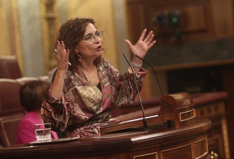 Montero pide a ERC y Cs huir de 