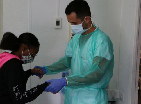 Una niña de 12 años supera el Covid tras casi 45 días en el Vall d'Hebron de Barcelona Una niña de 12 años supera el Covid tras casi 45 días en el Vall d'Hebron de Barcelona