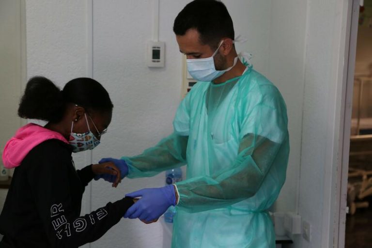 Una niña de 12 años supera el Covid tras casi 45 días en el Vall d'Hebron de Barcelona
