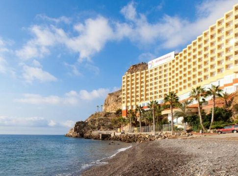 Confinan a 15 personas llegadas en patera hasta Almería tras detectar un posible positivo Confinan a 15 personas llegadas en patera hasta Almería tras detectar un posible positivo