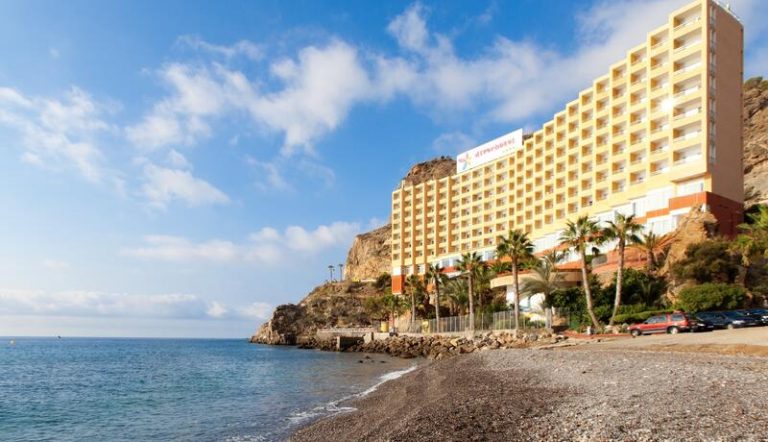 Confinan a 15 personas llegadas en patera hasta Almería tras detectar un posible positivo