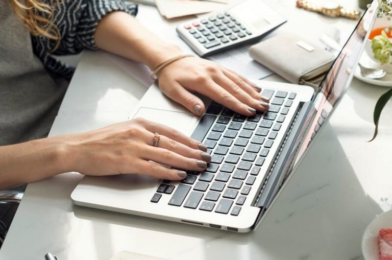 Un juzgado reconoce que el trabajo por cuenta ajena de autónomos es compatible con el paro por cese