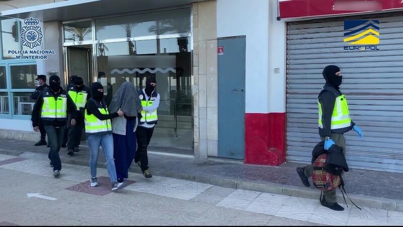 La Policía detiene en Valencia a una joven que quería unirse a DAESH en Siria La Policía detiene en Valencia a una joven que quería unirse a DAESH en Siria
