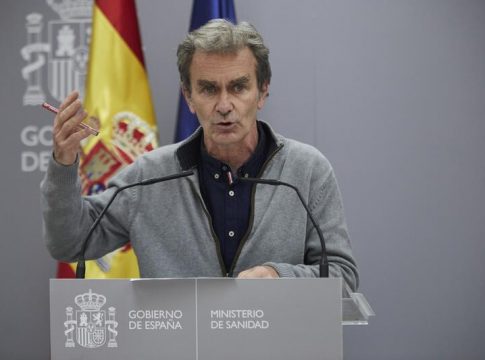 Médicos piden el cese de Simón y la creación de un comité de expertos independiente Médicos piden el cese de Simón y la creación de un comité de expertos independiente