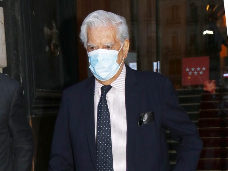 Mario Vargas Llosa recibe el premio Francisco Umbral de novela