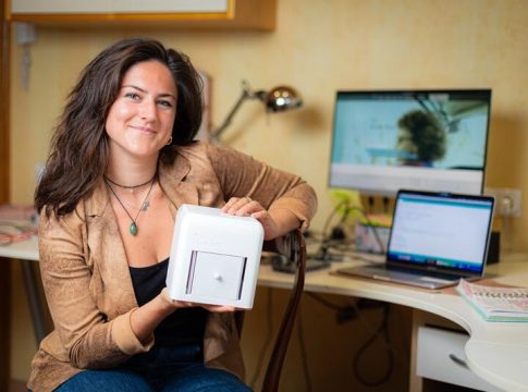 Judit Giró recibe el 'James Dyson Award' por su trabajo contra el cáncer de mama Judit Giró recibe el 'James Dyson Award' por su trabajo contra el cáncer de mama